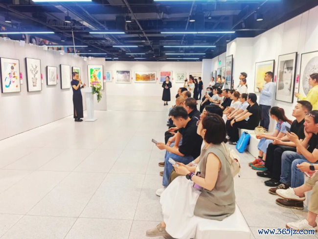 由中国文促会等主持的“如歌的行板·第三届宇宙女画家版画作品邀请展”巡展首站在上海老成揭幕