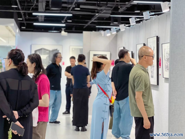 由中国文促会等主持的“如歌的行板·第三届宇宙女画家版画作品邀请展”巡展首站在上海老成揭幕