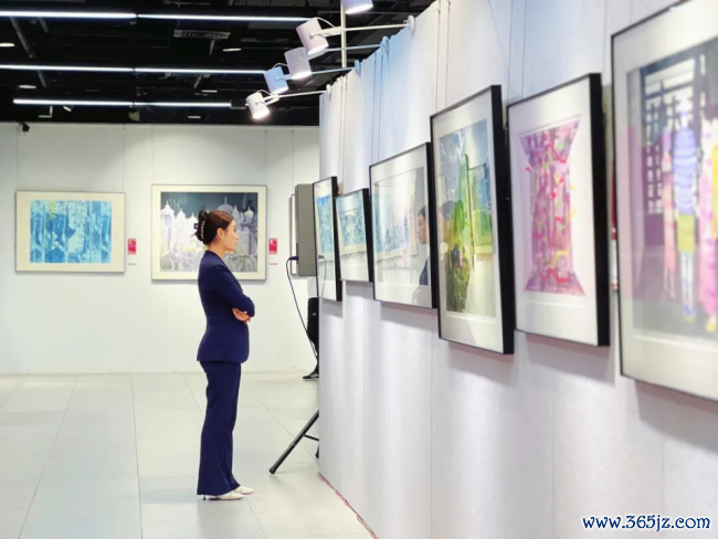 由中国文促会等主持的“如歌的行板·第三届宇宙女画家版画作品邀请展”巡展首站在上海老成揭幕