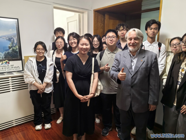 “谈话、艺术与传承”:北马其顿驻华使馆举办圣西里尔与好意思多德日文化活动