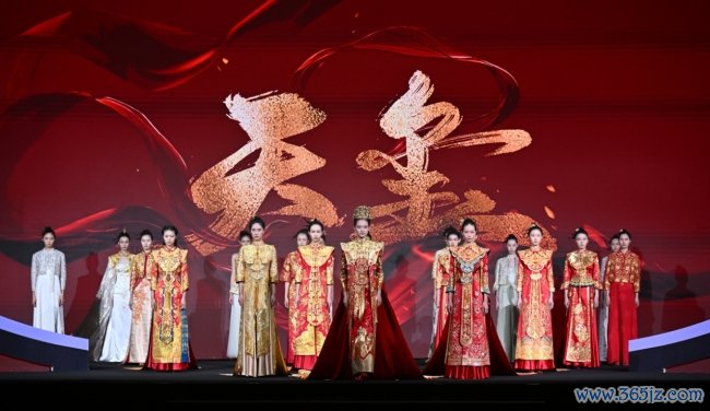 艺秀小镇擎国风新章 六千年文脉花开鹏城  ——“花开中国”工程启新传统文化前卫滚动之路