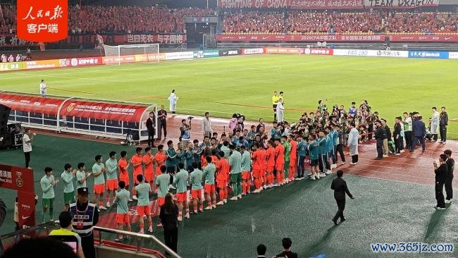 国足为武磊举行国度队百场缅思典礼 荣耀时间难忘