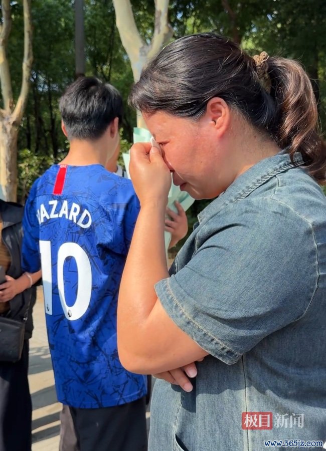 高考界限考生迎面感谢去职陪读的母亲 子母情深泪满眶