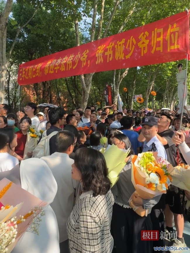 高考界限考生迎面感谢去职陪读的母亲