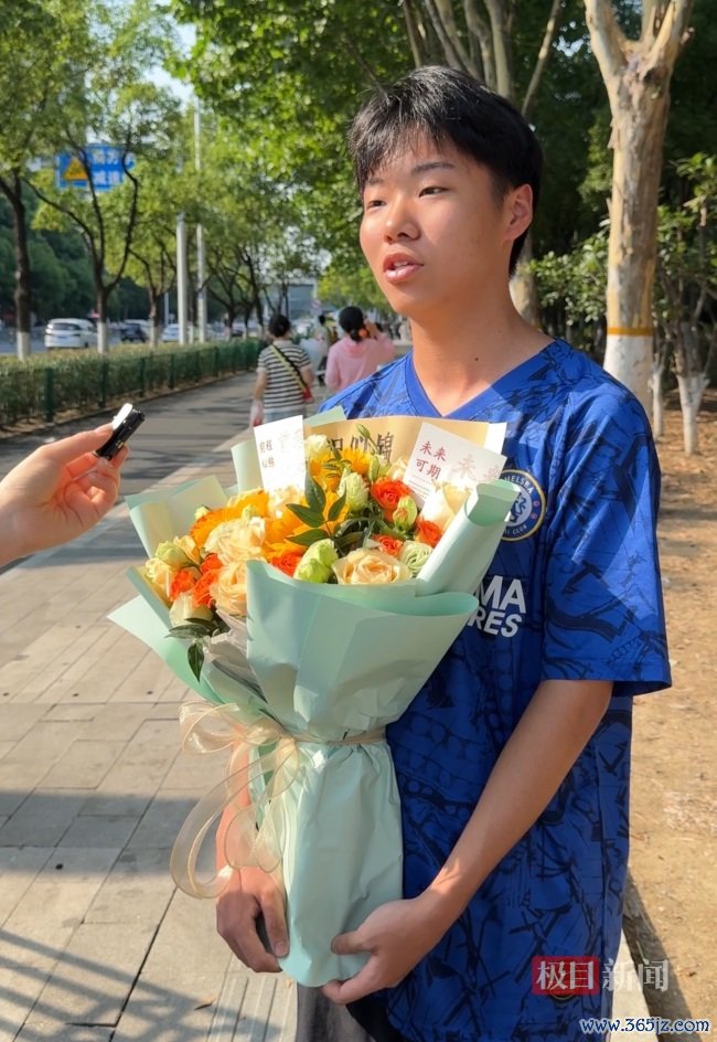 高考界限考生迎面感谢去职陪读的母亲 子母情深泪满眶