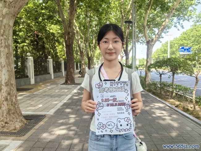 女生看护考点为考生定格芳华