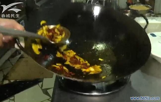 男人食用见手青后翻出27楼窗户往下爬 中毒激发幻觉险酿悲催
