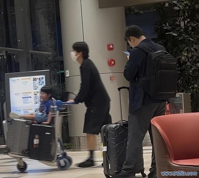 裴勇俊一家与朴信惠一家同游新加坡 低调亲子假期激发体恤