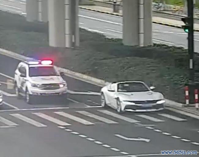车辆在科场隔邻踩油门轰鸣被查扣