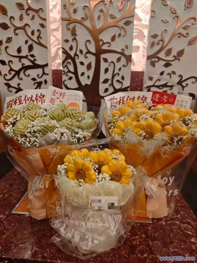 姑妈给高考侄女手搓馒头花束 网友：既排场又可口