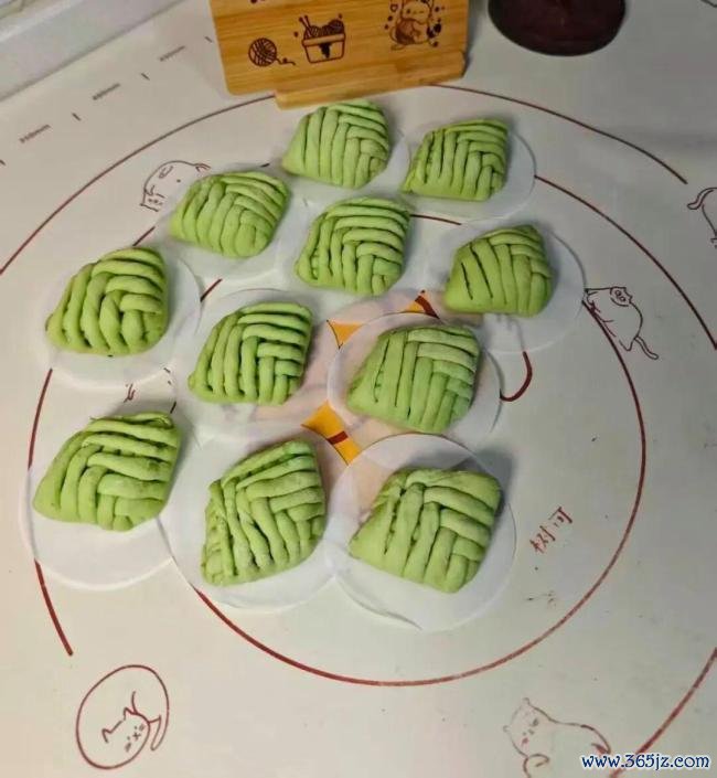 姑妈给高考侄女手搓馒头花束 网友：既排场又可口