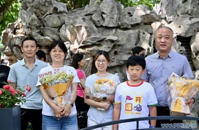 姑妈给高考侄女手搓馒头花束 网友：既排场又可口