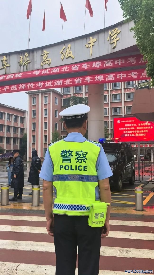 59岁民警退休前临了一次护考