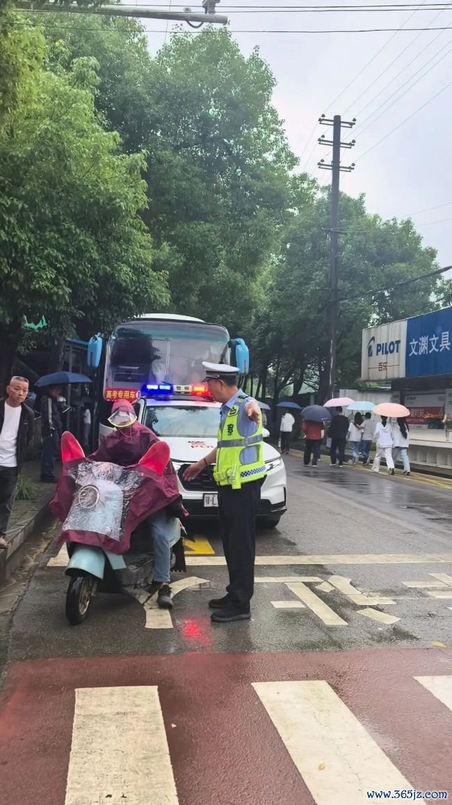 59岁民警退休前临了一次护考