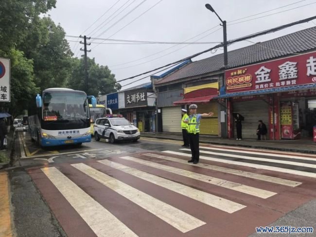59岁民警退休前临了一次护考