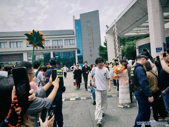 江苏第一批限度高考的东说念主出现了 笔落卷合，空想开赴